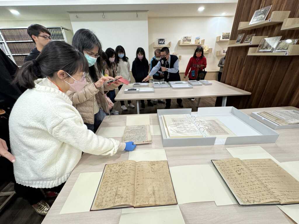 ▲這場「台灣基督長老教會文物普查暨文獻修復專案分享會」邀請各界參與，將近距離觀摩修復成果。（台南市文化局提供）